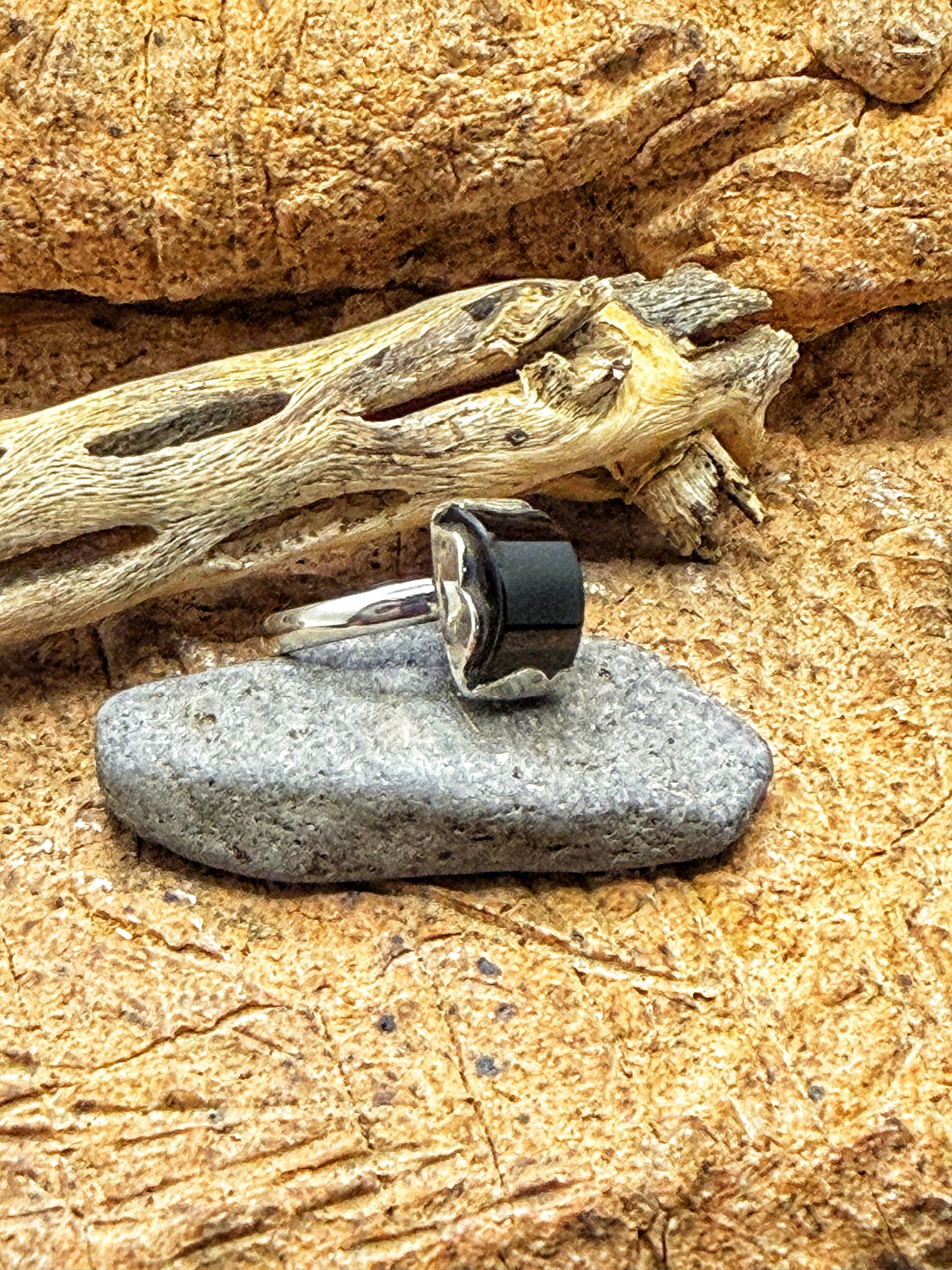 Little Raven Arco Ring